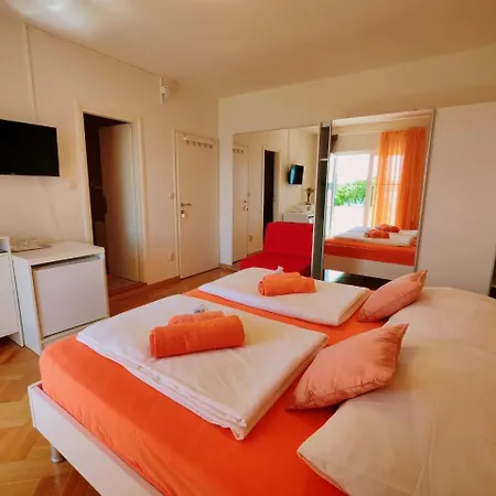 Room's Brica